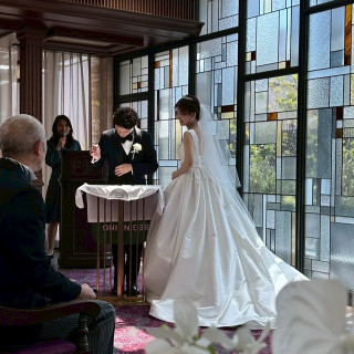 結婚証明書に記入している写真