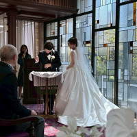 結婚証明書に記入している写真