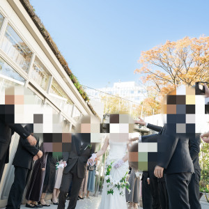 挙式が終わってフラワーシャワーをテラスで行いました。|749272さんのアルモニーソルーナ表参道/テイクアンドギヴ・ニーズウェディングの写真(2445335)