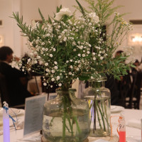 披露宴会場の各テーブルの装花