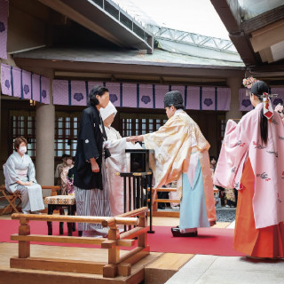 神社内での神前式の様子。厳粛な雰囲気を味わえる