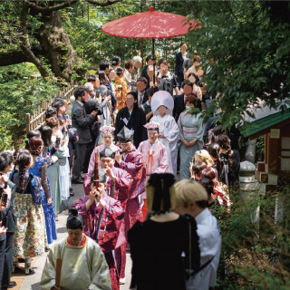 参進でゲストに見守られながら歩く。そのまま神社へ