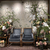 新郎新婦の席。花に囲まれてすごくステキだった。