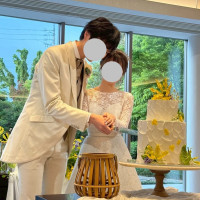 会場の装花に合わせた飾り付けのケーキがとても可愛かったです。
