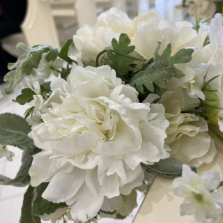 チャペルのベンチの装花