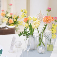 季節の花をゲストテーブルに飾った