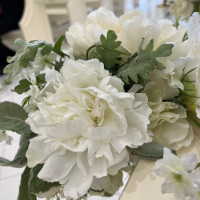 チャペルのベンチの装花