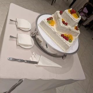 ウェディングケーキです、3段まで同料金でやっていただけました