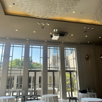 中庭が使える披露宴会場。窓が高くて光が差し込み綺麗