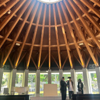 緑と木の色合いが綺麗。チャペルの上から自然光が差し込む