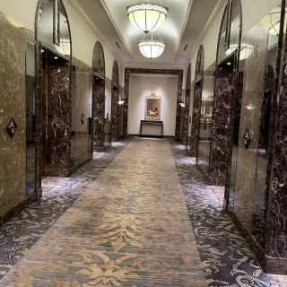 エレベーターホールの雰囲気が好きで写真撮影をしました