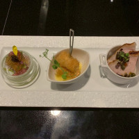 試食の料理。中央の揚げ物の料理がかなり美味しい。