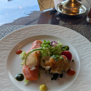 試食　スモークサーモンの炙りと鮑のサラダ仕立て　おいしかった|749543さんのKKRホテル東京の写真(2445676)