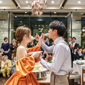 ケーキ食べ合い|749565さんの表参道TERRACE/テイクアンドギヴ・ニーズウェディングの写真(2448322)