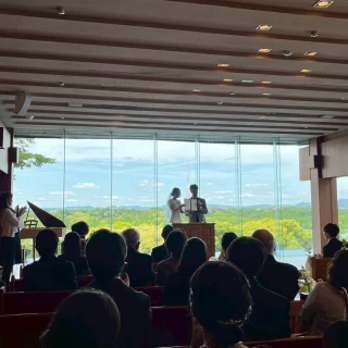 ガラスの挙式会場。光の差し込みと佐鳴湖の背景がキレイです。