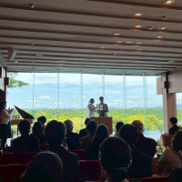 ガラスの挙式会場。光の差し込みと佐鳴湖の背景がキレイです。