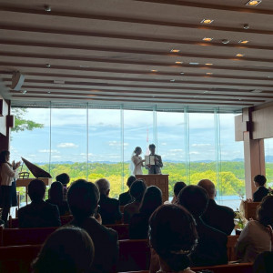 ガラスの挙式会場。光の差し込みと佐鳴湖の背景がキレイです。|749571さんのTHE ORIENTAL TERRACE HIDEAWAY（ジオリエンタルテラス ハイダウェイ）の写真(2445797)