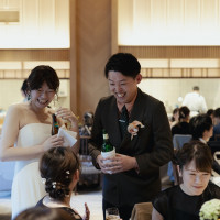 ゲストの皆と多く話すために新郎新婦がゲスト卓をまわりました