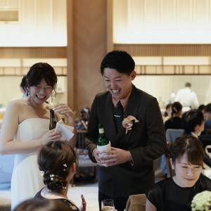 ゲストの皆と多く話すために新郎新婦がゲスト卓をまわりました|749573さんのWITH THE STYLE FUKUOKA（ウィズ ザ スタイル フクオカ）の写真(2475239)