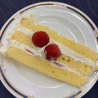 ウェディングケーキがカットされて提供時
