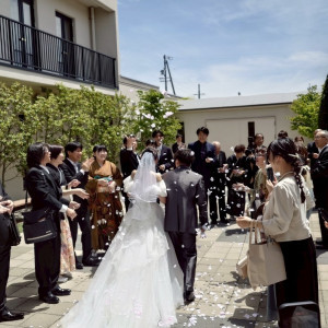 フラワーシャワー|749676さんのスタイリッシュウエディング ヴィーナスコート佐久平の写真(2446735)