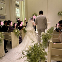 挙式で新郎新婦が入場しているところです。