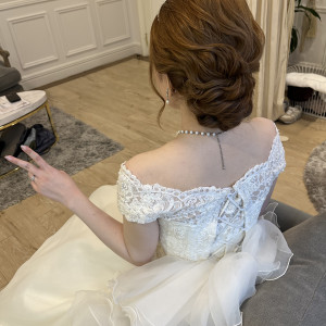 新郎新婦控え室でメイクさんが後ろ姿を撮影してくれました。|749694さんのアーセンティア迎賓館（浜松）/テイクアンドギヴ・ニーズウェディングの写真(2446847)