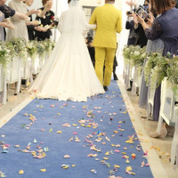挙式での退場時フラワーシャワーと折り鶴シャワーのバージンロー