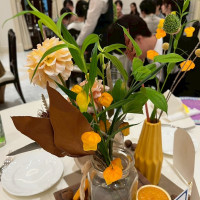 ビビットカラーで統一し、テーブルごとに花の色を変える。