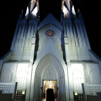 夜の外観