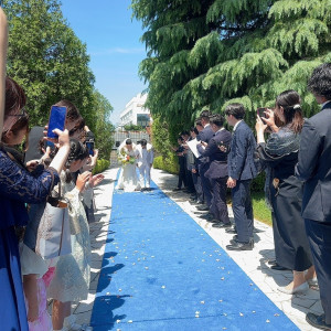 ブルーの絨毯を歩いてフラワーシャワーができます|749731さんのアーセンティア迎賓館（柏）/テイクアンドギヴ・ニーズウェディングの写真(2446956)