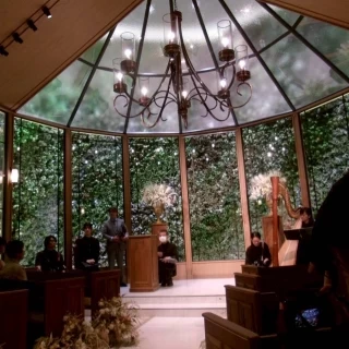 緑溢れる森のチャペル