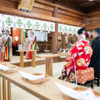 巫女さんたちの祝の舞です