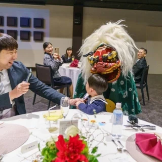 入場と共に獅子舞が頭をかじってくれた