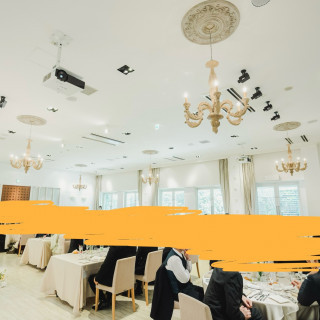 広くて、白を基調とした会場