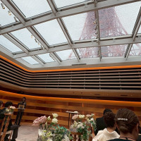 生憎の雨でしたが、東京タワーが真上に見えるチャペル