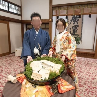 鯛の塩釜を割る演出です。