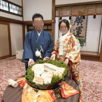 鯛の塩釜を割る演出です。