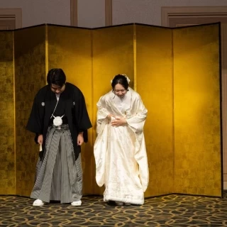 入場の背景は金屛風です