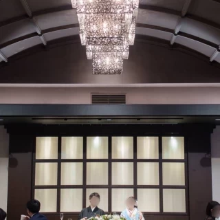 照明オンの披露宴会場・メインテーブル