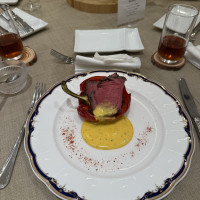 パプリカに詰めた国産牛肉とひよこ豆のラグー