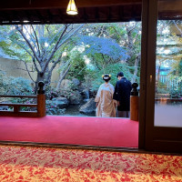 鶴の間の客席からみえる新郎新婦です。改修前のお部屋です。