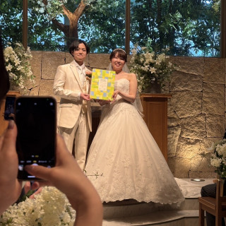 チャペルでの結婚証明書披露の場面です。