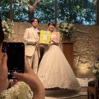 チャペルでの結婚証明書披露の場面です。