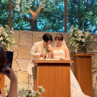 チャペルで結婚証明書を記入してる場面です。
