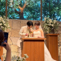 チャペルで結婚証明書を記入してる場面です。