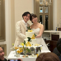 ケーキ入刀の場面です。