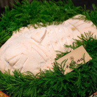 鯛の塩釜です。新郎新婦で塩釜開きをしました。