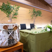 和婚っぽさを出すため、高砂は装花＋木も2本入れました。