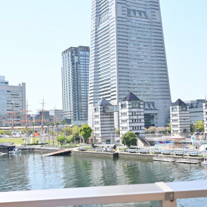 挙式会場の外に出ると見える景色|749943さんのアニヴェルセル みなとみらい横浜の写真(2448873)